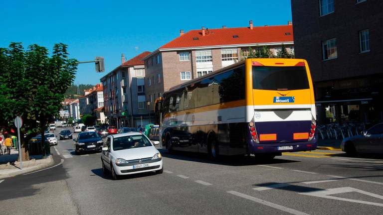 Uno de los autobuses que actualmente unen la capital gallega con Ames. Foto: CDA