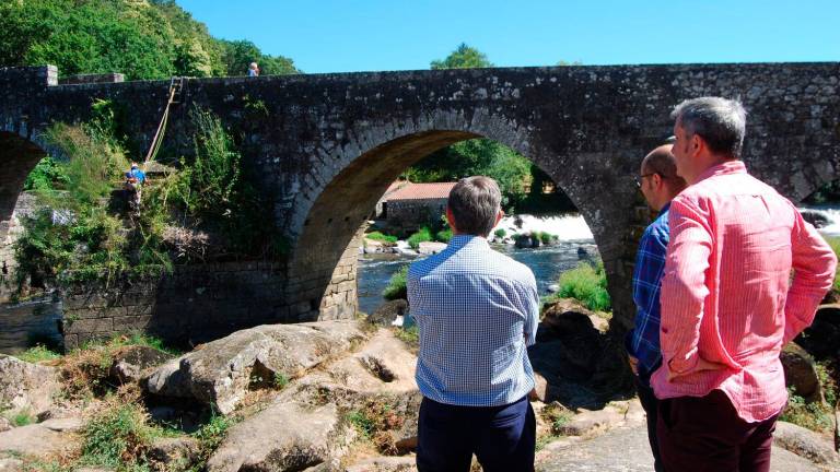 El alcalde de Ames, derecha, en un anterior desbroce efectuado en el viejo viaducto de A Ponte Maceira que comunica con Negreira. Foto: CDA
