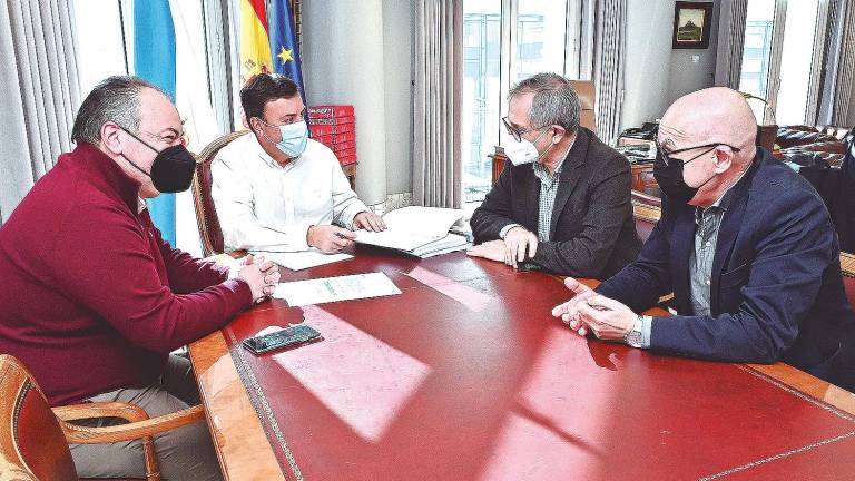 José Ramón Rioboo, á esquerda, Valentín González, Evencio Ferrero e Xosé Regueira na xuntanza mantida este venres na Deputación da Coruña. Foto: D. C.