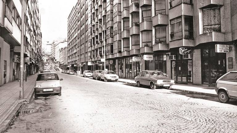Imagen de la Calle de Fray Rosendo Salvado en el año 1984 donde se puede apreciar el lugar del asesinato: las Galerías Zafiro Foto: Archivo/ECG
