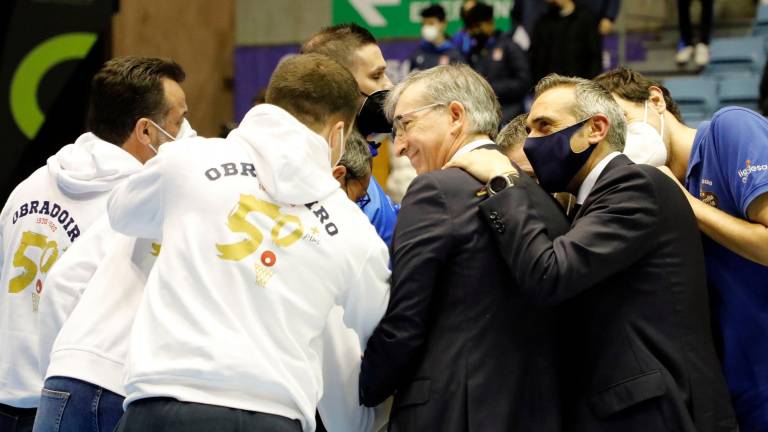 UNA PIÑA Moncho Fernández sonríe junto a sus compañeros en el cuerpo técnico del Obra, antes del partido del pasado sábado frente al Andorra. Foto: Antonio Hernández