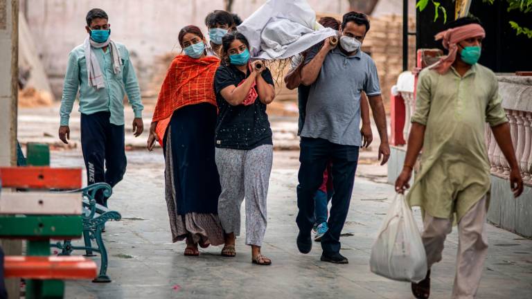 Un grupo de personas traslada el cuerpo de una víctima de la COVID-19 al crematorio de Ghazipur Foto: Pradeep Gaur/SOPA