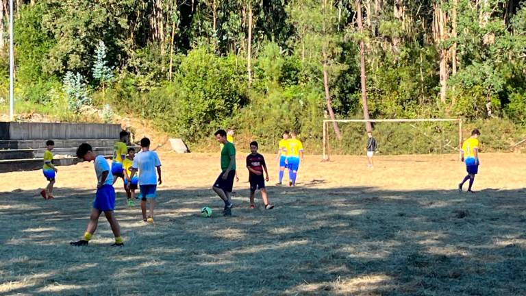 partidillo. Borja Verea (de verde, con el balón) jugando en el Campo de Figueiras.