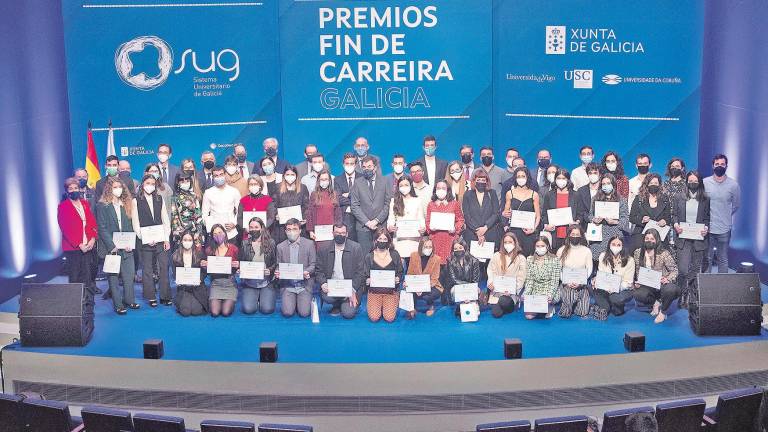 Los estudiantes que acudieron a recibir su diploma acreditativo del Premio Fin de Carrera con el conselleiro de Educación, Román Rodríguez, los rectores y el resto de autoridades