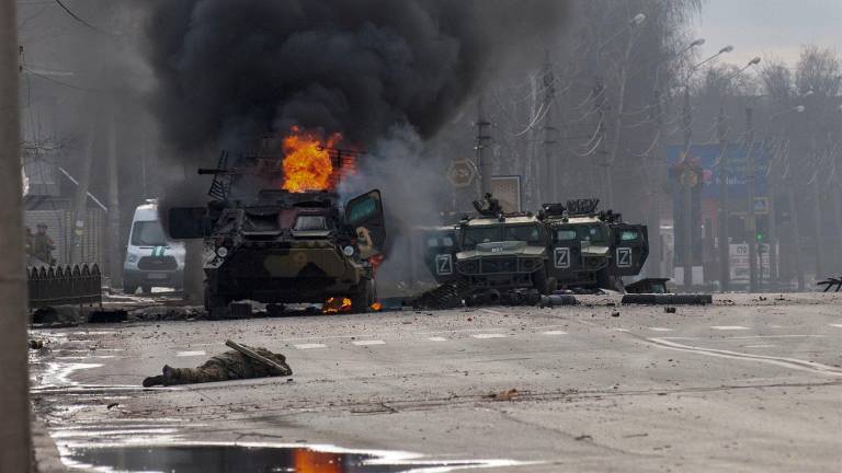 Un vehículo blindado ruso se quema después de los combates en <a rel="nofollow" href="https://es.wikipedia.org/wiki/J%C3%A1rkov" target="_blank">Kharkiv</a>. (Fuente, www.nationalgeographic.com.es/fotografia)