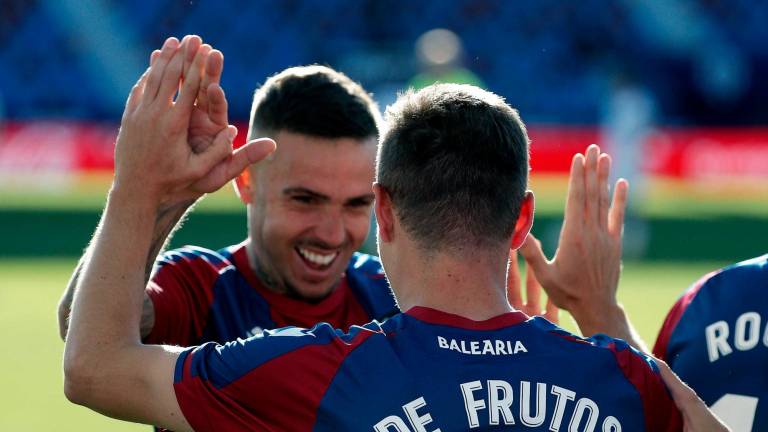 El centrocampista del Levante Jorge de Frutos celebra su gol con su compañero Roger. Foto: Manuel Bruque