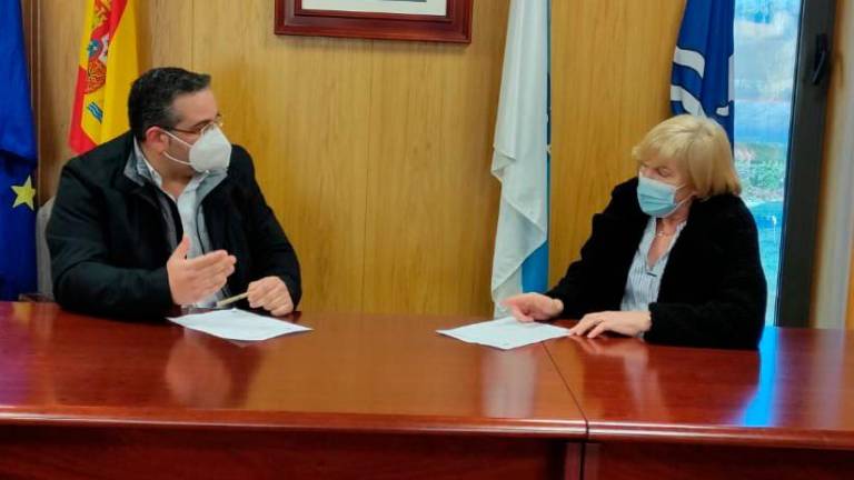 El regidor valdubrés José Manuel Varela reunido con la alcaldesa de Trazo, Fina Suárez, por el vertedero. Foto: CVD