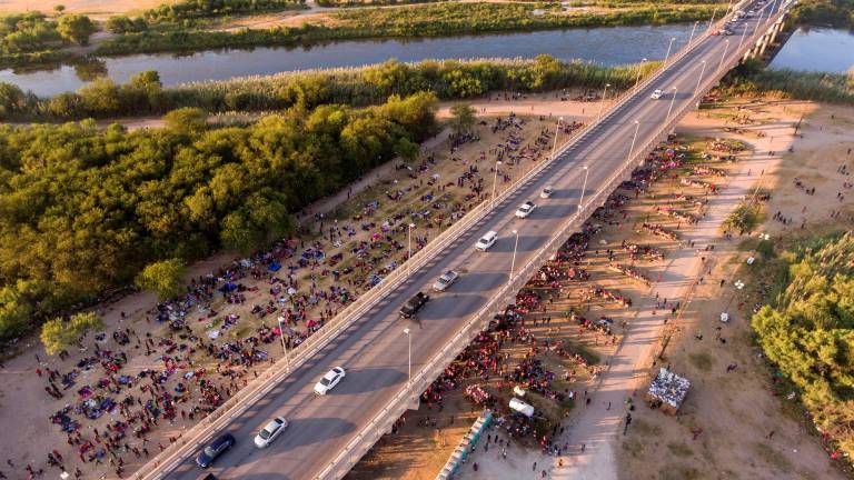 Migrantes asentados bajo un puente en Del Río, en la frotnera texana entre Estados Unidos y Méxic