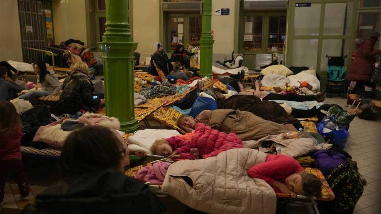 Decenas de personas duermen en un refugio diseñado para mujeres y niños en la estación de tren de <a rel="nofollow" href="https://es.wikipedia.org/wiki/Przemy%C5%9Bl" target="_blank">Przemysl</a>, Polonia. (Fuente, www.nationalgeographic.com.es/fotografia)