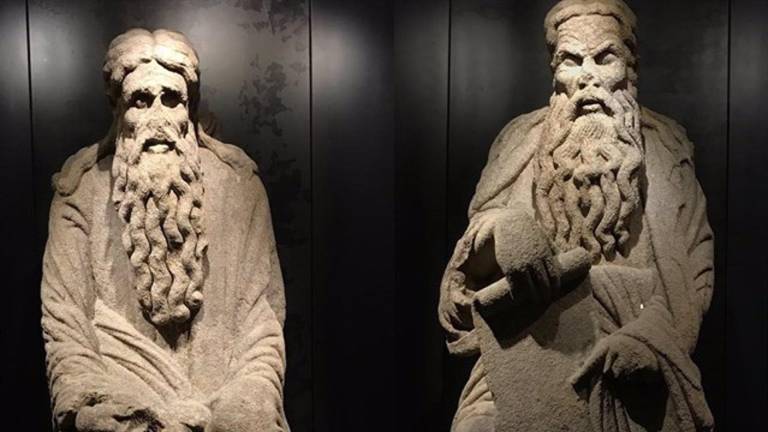 En la foto de archivos, las estatuas de Isaac y Abraham, obras del Mestre Mateo, en Santiago. EUROPA PRESS
