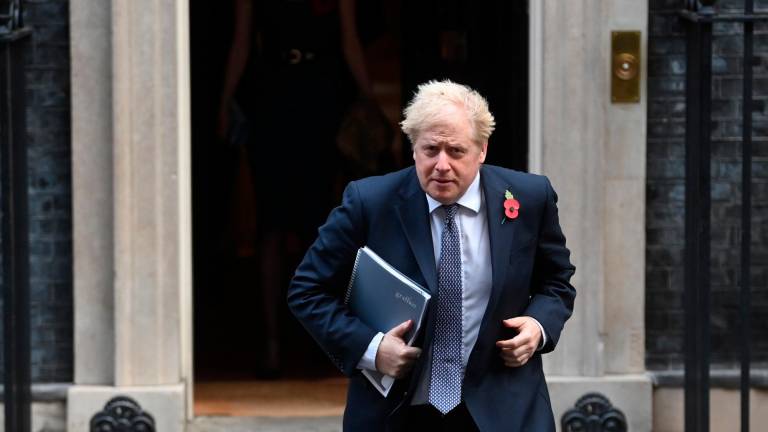 El ‘primier’ Boris Johnson el martes saliendo del 10 de Downing Street. Foto: Neil Hall/Efe