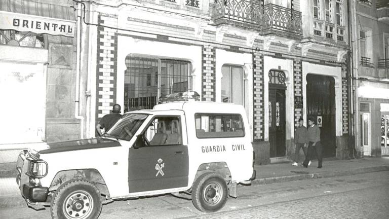 El vehículo de la Brigada Judicial de la Guardia Civil durante la inspección en el domicilio del médico Domingo Vilar Foto: Archivo/ECG