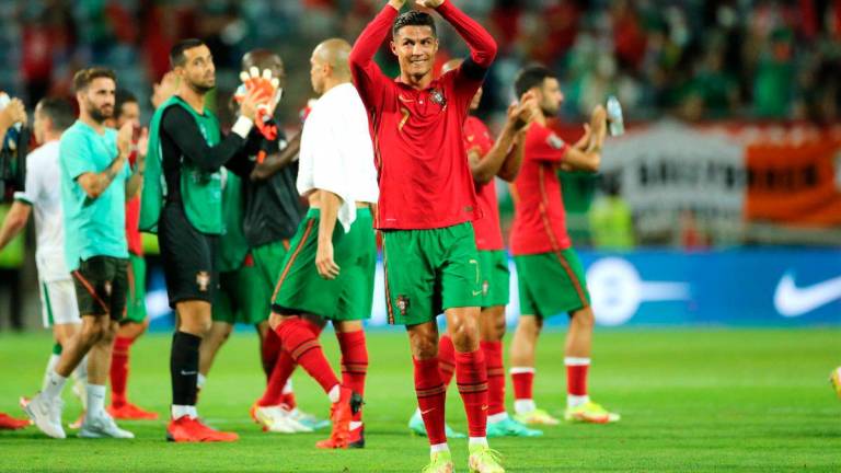 EL LÍDER. Cristiano Ronaldo aplaude al público mientras sus compañeros celebran la victoria de ayer. Foto: Europa Pres