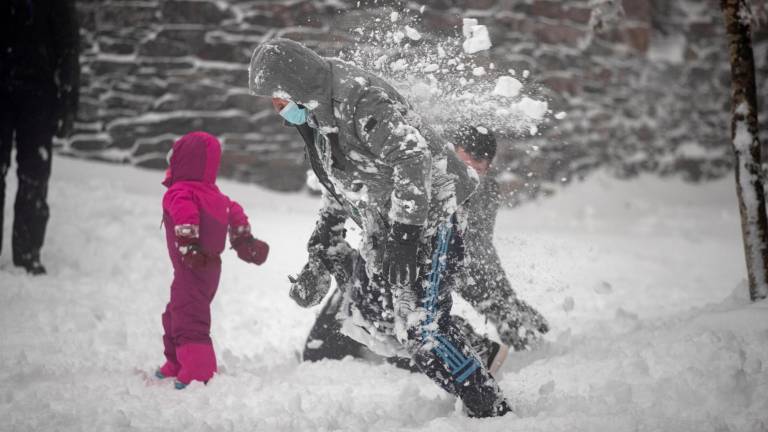 Padres e hijos se divierten haciendo peleas en la nieve, Lugo. (Autor, Eliseo Trigo. Fuente, EFE)