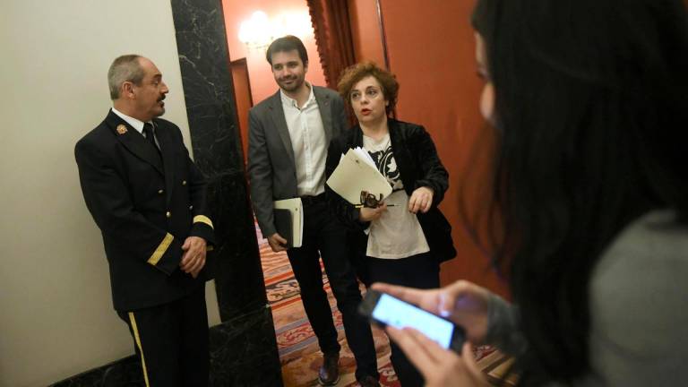 Javier Sánchez Serna, con su compañera de formación y de la Mesa del Congreso, Gloria Elizo. FOTO: Óscar Cañas - Archivo