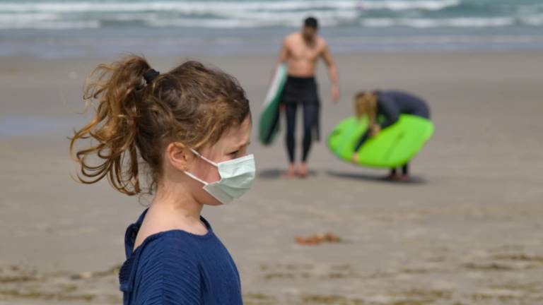 Una niña lleva una mascarilla en la Praia das Salseiras, este 3 de abril de 2021, en el municipio de A Laracha, A Coruña. M.DYLAN/EUROPA PRESS