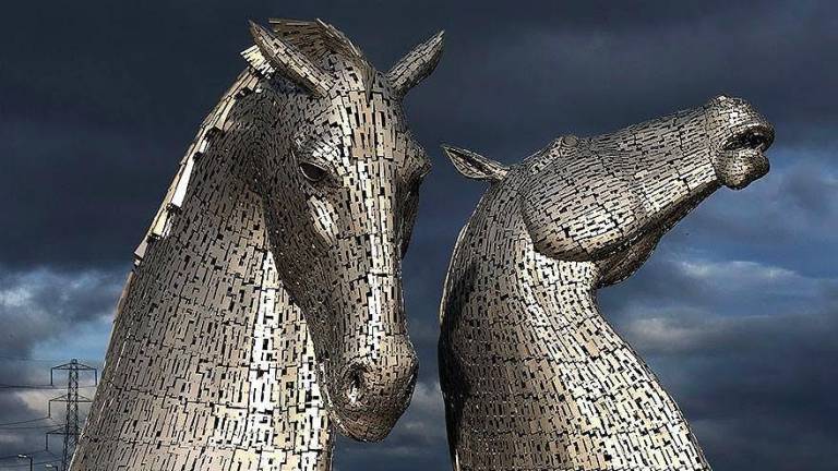 <b>Los Kelpies</b>. El escultor Andy Scott es el responsable de estas esculturas de cabeza de caballo, de 30 metros de altura, que representan a los espíritus que cambian de forma y que habitan en los lagos del folclore escocés (<a rel="nofollow" href="https://en.wikipedia.org/wiki/Kelpie" target="_blank">kelpies</a>) donde casi todas las masas de agua importantes tienen una historia kelpie asociada. (Imagen, wyborcza.pl)