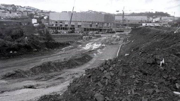 IMAGEN. Fotografía tomada en 1994 de las edificaciones del Multiusos Fontes do Sar, que propició la creación de mucha lama Foto: El Corero Gallego
