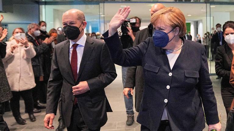 Scholz, el nuevo canciller, con su antecesora, Merkel. Foto: E.P.