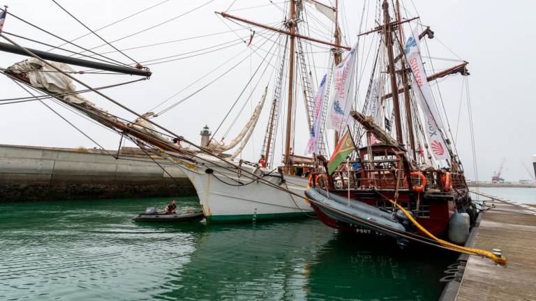 dos de los veleros participantes, Atyla y Etoile, en Oporto. Foto: Belén Fernández
