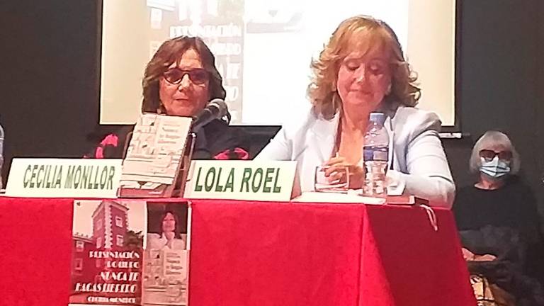 Cecilia Monllor, izquierda y Lola Roel, en el acto de presentación del libro en Oleiros. Foto: R. P.