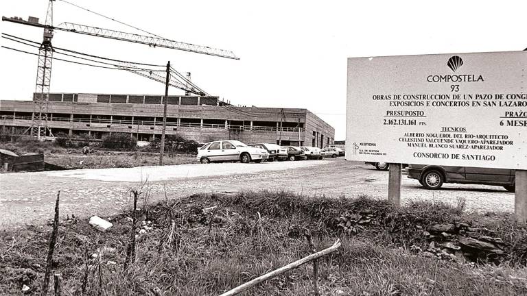 Fotografía tomada en el año 1993 de la construcción del gran Palacio de Congresos y Exposiciones de Galicia, en San Lázaro . Foto: Manolo Blanco