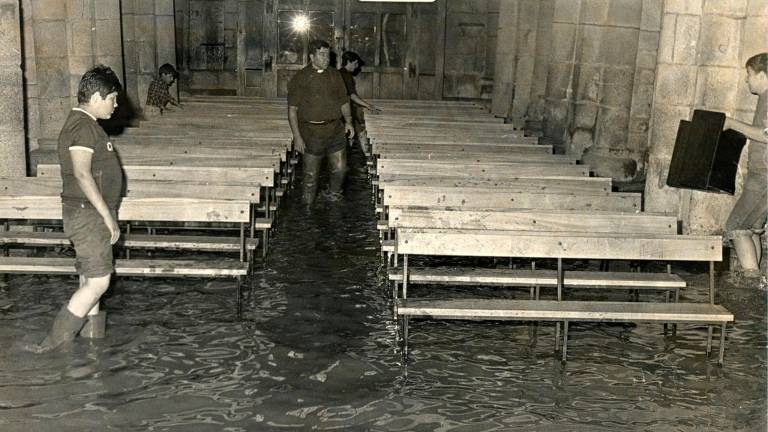 con katiuskas. El nivel del agua alcanzaba las pantorrillas, por eso los encargados de achicar el agua tuvieron que portar katiuskas. Foto: ECG