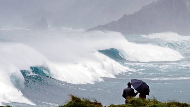 El litoral gallego será especialmente peligroso debido al fuerte oleaje previsto para estos próximos días. Foto: Cabalar/Efe