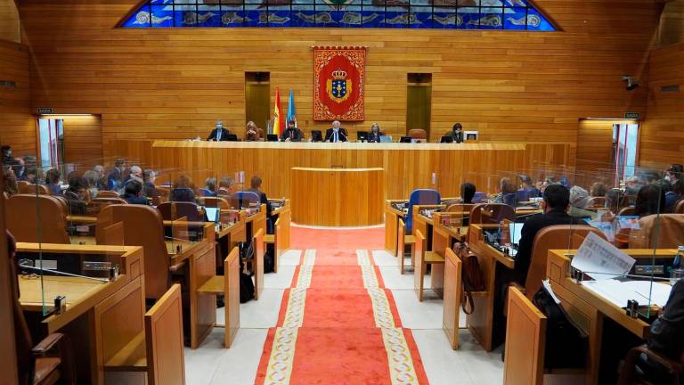 Miguel Santalices lee la declaración institucional unánime del Parlamento de Galicia contra la pobreza. Foto: EAPN-G.