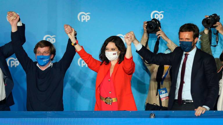 VICTORIA ¿Y FUTURO? Ayuso y Casado celebran la victoria del Partido Popular en el balcón de la sede de Génova. Foto: Europa Press
