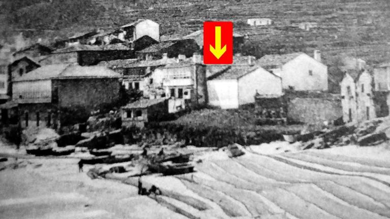 Vista de la playa Calafigueira y ubicación de la desaparecida capilla de Santa Catalina de Fisterra. Foto: Caamaño