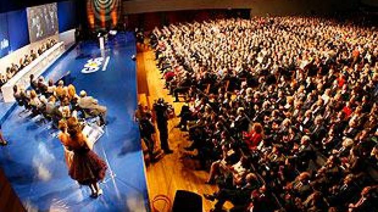 Los premiados de la XX edición de los Gallegos del Año, situados a la izquierda de la mesa presidencial, durante la gala de ayer