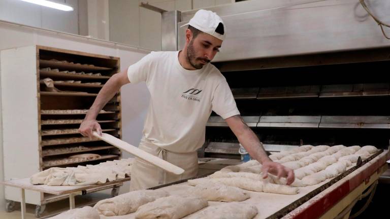 Un panadero trabaja en un horno de pan de Santiago de Compostela. Foto: Xoán Rey /Archivo.