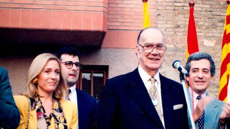 El Nobel de Literatura gallego Camilo José Cela con su esposa, Marina Castaño, en un reconocimiento público. Foto: Gallego