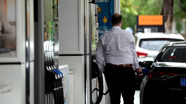 Un hombre echa gasolina a su coche en una gasolinera FOTO: Óscar Cañas