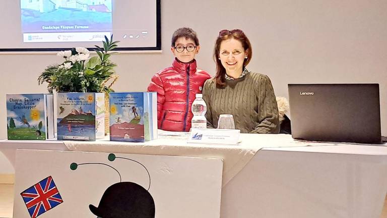 Guadalupe Vázquez, co seu fillo Antón, na presentación do libro en Fisterra. Foto: Concello de Fisterra