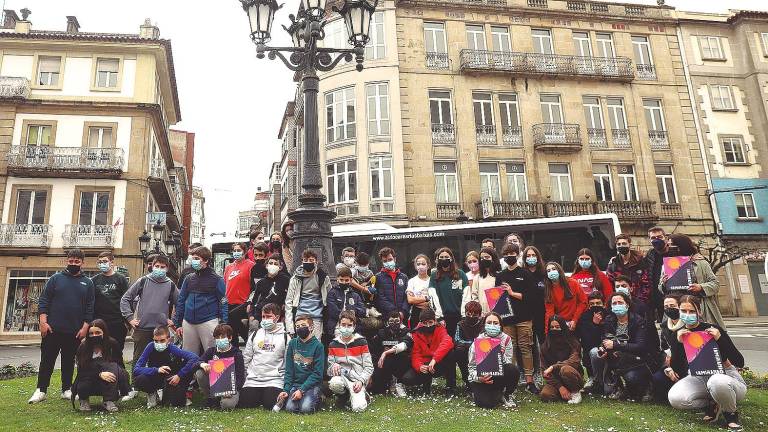 Foto de grupo dos participantes na Praza da Farola. Foto: Sangiao