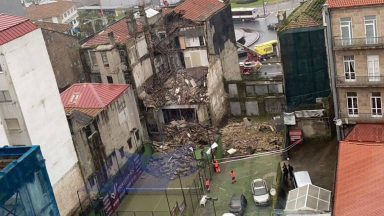 Un edificio en ruinas se derrumba en Vigo CEDIDA POR TESTIGOS