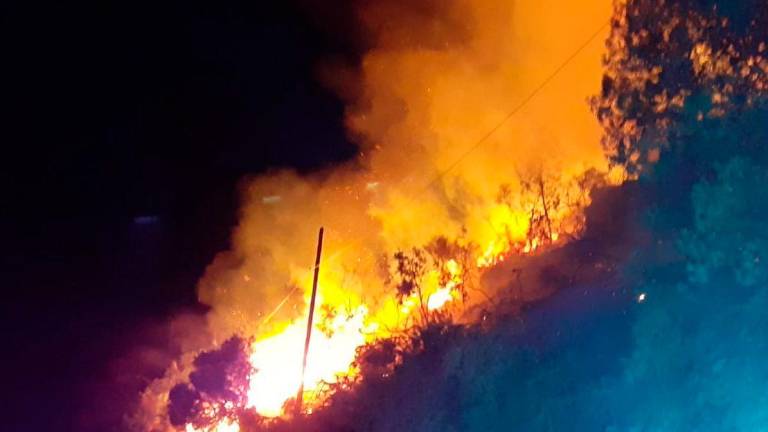 Incendio forestal avanzando en Quiroga, Lugo . Foto: ECG