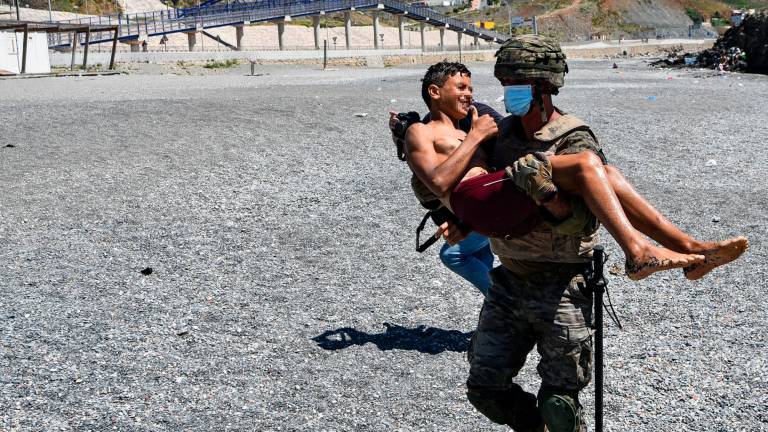 Un militar ayuda a un menor marroquí tras su entrada en Ceuta. Foto: Antonio Sempere/E.P.