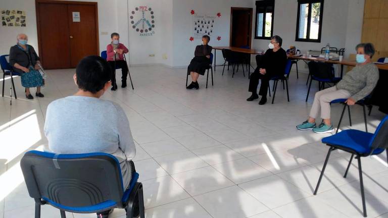 Usuarios do curso de Prevención da Dependencia no local da parroquia de Vigo, en Boqueixón: Foto: cedida