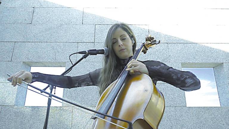 Margarida Mariño, unha violonchelista que ademais de interpretar tamén compón. Foto: RAG