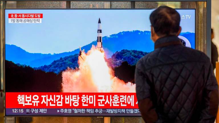 La televisión de Corea del Sur informa del lanzamiento de un misil por parte de Corea del Norte. FOTO: Kim Jae-Hwan