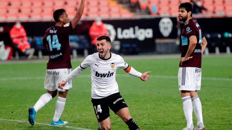 El capitán del Valencia, Jose Luis Gayá, celebra el primer gol marcado al Celta. Foto: Cárdenas