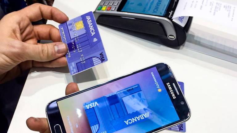 Las tarjetas y los dispositivos móviles están desplazando al uso del dinero en metálico en los comercios. Foto: Abanca