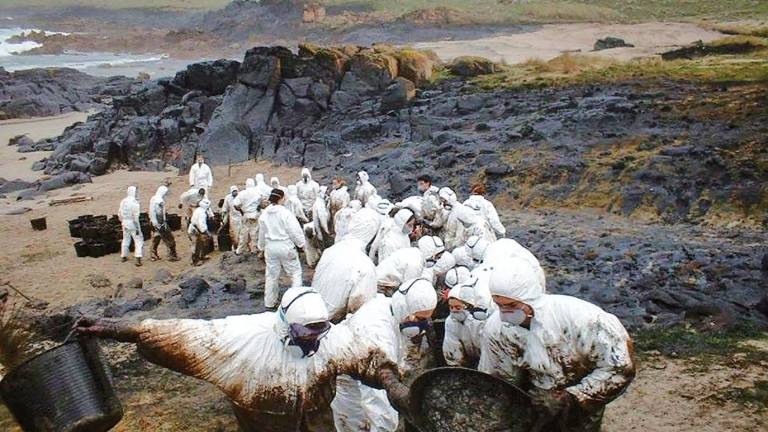 Marea blanca de voluntarios recollendo chapapote do ‘Prestige’ acumulado nas rochas do litoral de Costa da Morte