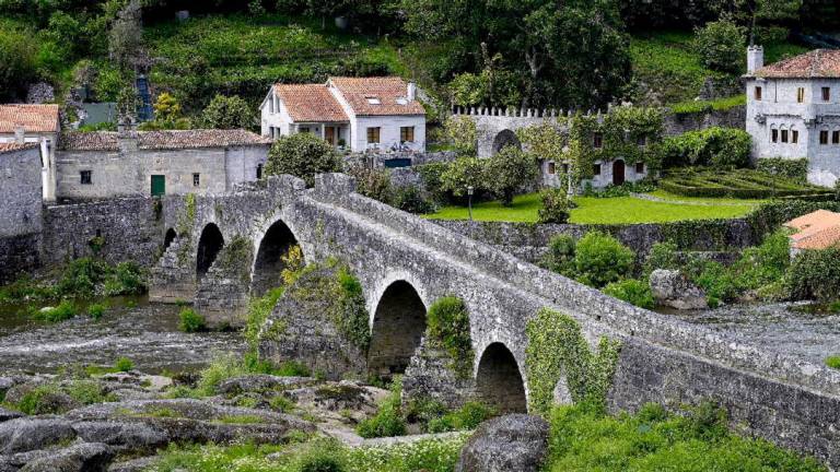 Imagen del puente sobre el río Tambre que divide la aldea de Pontemaceira en dos entre los concellos de Ames y Negreira. Foto: Turismo Galicia