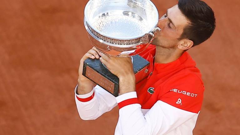 Djokovic besa el trofeo tras vencer a Tsitsipas en la final de Roland Garros. Foto: Langsdon