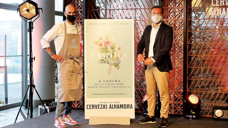 Rafa Centeno, cocinero con Estrella Michelin del restaurante Maruja Limón, y Hugo Pérez, gerente de marca de Mahou San Miguel en la comunidad gallega. Foto: ADG Media