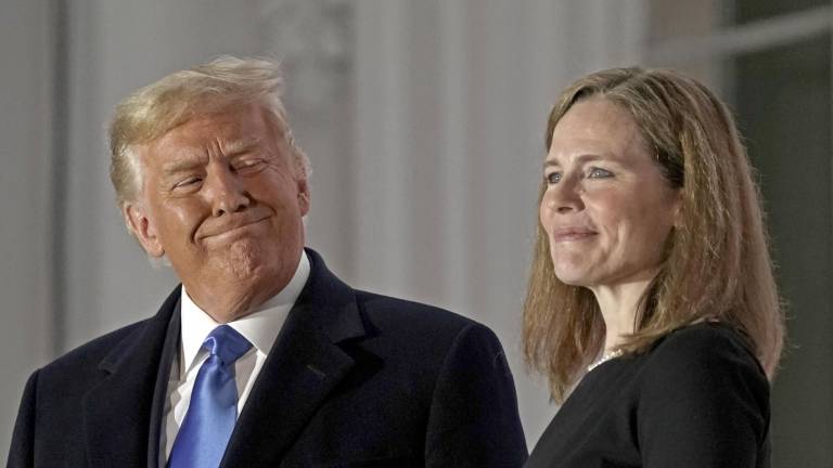 Washington, Dc (Estados Unidos), 26/10/2020.- El presidente estadounidense Donald Trump con la jueza conservadora Amy Barrett en el balcón de la Casa Blanca. EFE/EPA/Ken Cedeno / POOL